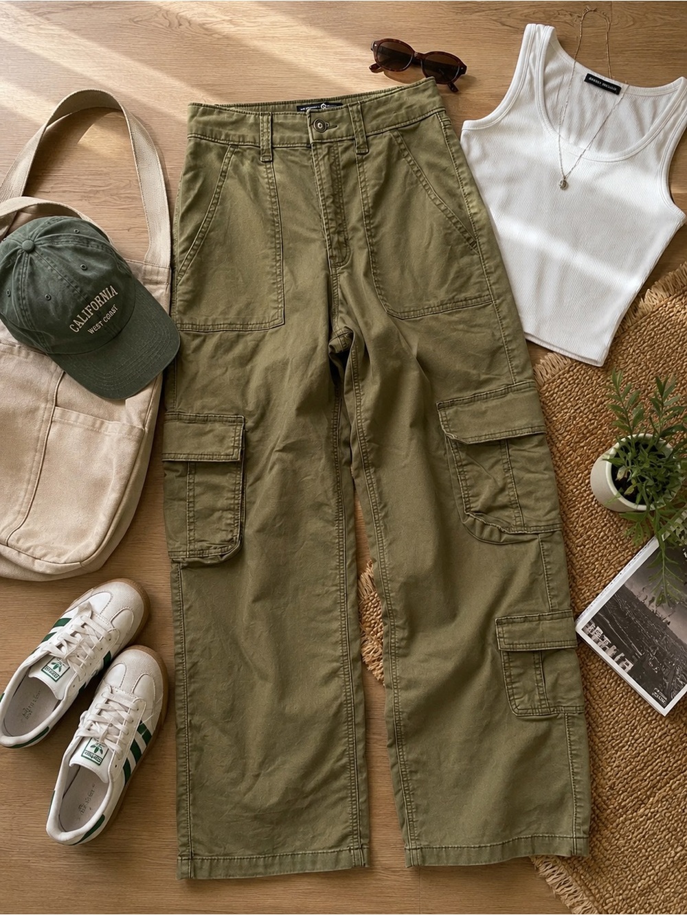 Hollister Y2K style Utility Cargo Pants Olive Green Baggy Wide Leg 2R 26W GUC